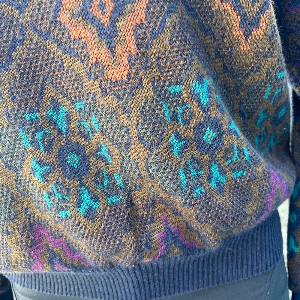 Elegant Geometric Patterned Sweater - image 5